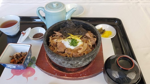 やちょ丼（いのししの石焼き丼）